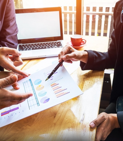 Equipo revisando reportes financieros