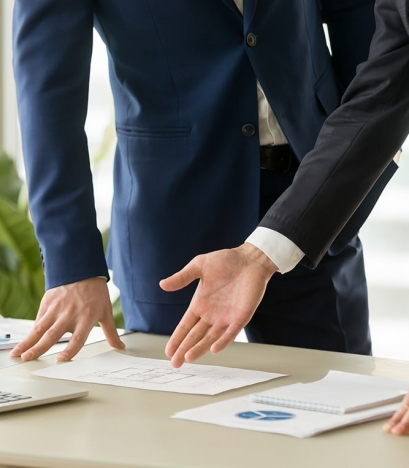 Especialistas trabajando en documentos administrativos